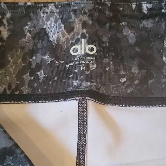 Alo NWT size M python glossy leggings - Picture 3 of 6